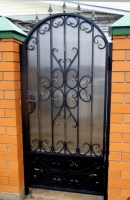Калитка железная с элементами ковки, пиками (артикул-КС08)