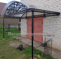 Металлический козырек арочный с элементами ковки (артикул МКК15)