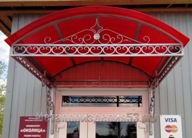 Металлический козырек арочный с поликарбонатом и элементами ковки (артикул МКК5)