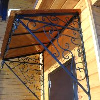 Металлический козырек односкатный с поликарбонатом и кованым декором (артикул МКК7)