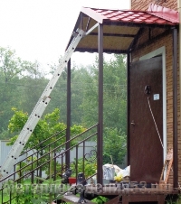 Металлический козырек двухскатный на опорах (артикул МКС15)