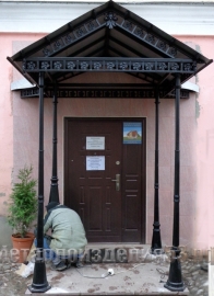 Металлический козырек кованый двухскатный на опорах (артикул МКК13)