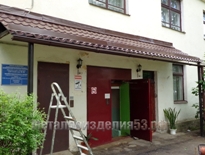 Металлический козырек входа односкатный с опорами и водостоком широкий (артикул МКС18)