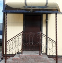 Металлический козырек односкатный дугообразный на кованых опорах с перилами (артикул МКК14)