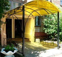 Металлический козырек арочный с элементами ковки (артикул МКК16)