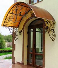 Металлический козырек арочный с поликарбонатом и кованым декором (артикул МКК11)