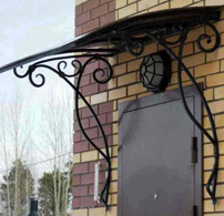 Металлический козырек односкатный дугообразный с ковкой (артикул МКК4)