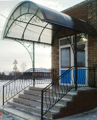 кованый козырек арочный на опорах с дутыми перилами (артикул МКК20)