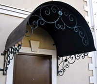 Металлический козырек арочный с элементами ковки (артикул МКК10)