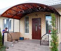 Металлический козырек арочный на опорах с коваными перилами (артикул МКК21)