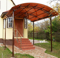 Металлический козырек-навес над входом арочный на опорах (артикул МКС19)