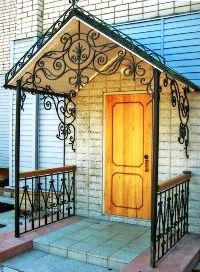 Козырек двухскатный с профлистом на опорах с коваными перилами (артикул МКК22)