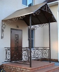 Металлический козырек двухскатный на опорах с коваными перилами (артикул МКК19)