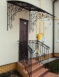 Металлический козырек односкатный дугообразный с коваными перилами (артикул МКК18)