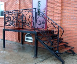 Лестница входная прямая с крыльцом и коваными перилами (артикул-МЛУ18)