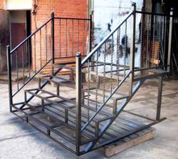 Металлический каркас лестницы входной (артикул-МЛУ03)