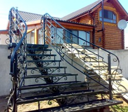 Лестница металлическая с расширением прямая с коваными перилами (артикул-МЛУ22)