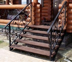 Лестница входная прямая с коваными перилами (артикул-МЛУ16)