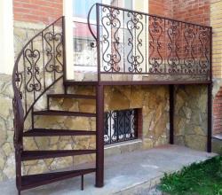 Лестница входная винтовая с крыльцом и коваными перилами (артикул-МЛУ20)