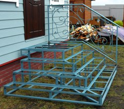 Лестница входная прямая сдвухсторонняя с крыльцом и коваными перилами (артикул-МЛУ14)