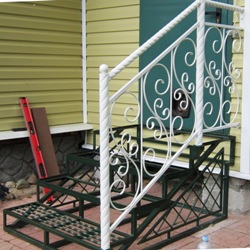 Лестница входная прямая с коваными перилами (артикул-МЛУ08)