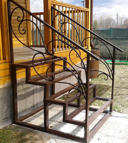 Лестница входная прямая с коваными перилами (артикул-МЛУ07)