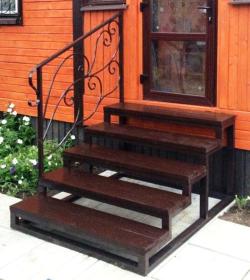 Лестница входная прямая с коваными перилами (артикул-МЛУ06)