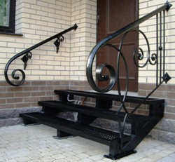 Лестница входная широкая с коваными перилами (артикул-МЛУ17)