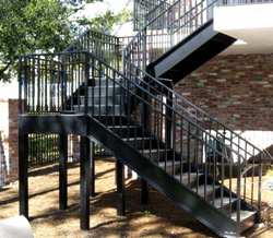Лестница уличная на второй этаж с площадками и коваными перилами (артикул-МЛУ12)