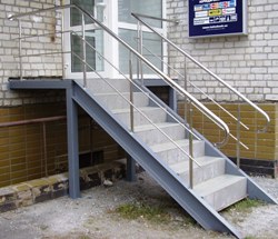 Лестница входная прямая с крыльцом и хромированными перилами (артикул-МЛУ13)