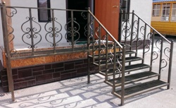 Лестница входная прямая с крыльцом и коваными перилами (артикул-МЛУ15)