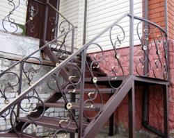 Лестница входная Г-образная на второй этаж, с площадкой и коваными перилами (артикул-МЛУ19)