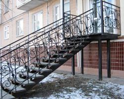 Лестница входная прямая с крыльцом и коваными перилами (артикул-МЛУ20)