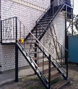 Лестница уличная на второй этаж с площадками и коваными перилами (артикул-МЛУ10)