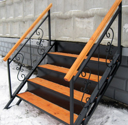 Лестница входная прямая с коваными перилами (артикул-МЛУ11)