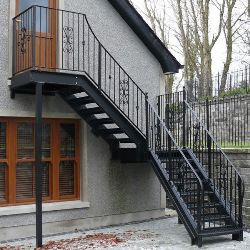 Лестница уличная на второй этаж с площадками и перилами (артикул-МЛУ05)