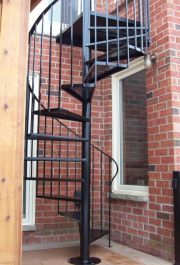 Лестница винтовая  уличная c перилами и площадкой (артикул-МЛВ07)