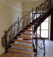 Лестница винтовая c коваными перилами и расширением (артикул-МЛВ13)