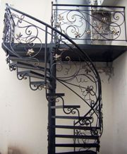 Лестница винтовая c коваными перилами и каркасом (артикул-МЛВ10)