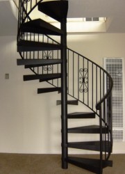 Лестница винтовая c коваными перилами (артикул-МЛВ08)