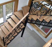 Лестница Г-образная на второй этаж, с забежными ступенями и коваными перилами (артикул-МЛ23)