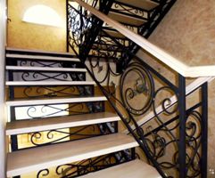 Лестница П-образная на второй этаж, с площадкой и коваными перилами (артикул-МЛ25)