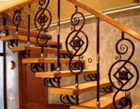 Лестница кованая на второй этаж, с коваными перилами (артикул-МЛ22)