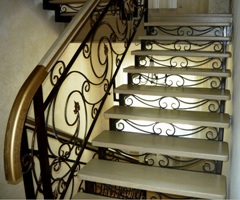 Лестница П-образная на второй этаж, с площадкой и коваными перилами (артикул-МЛ26)