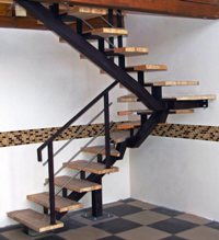 Лестница П-образная на второй этаж, с забежными ступенями (артикул-МЛ10)