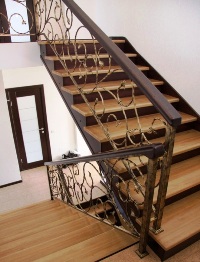 Лестница П-образная на второй этаж, с площадкой и коваными перилами (артикул-МЛ27)