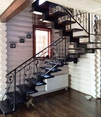 Лестница П-образная на второй этаж, с забежными ступенями и коваными перилами (артикул-МЛ19)