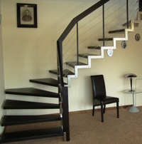 Лестница Г-образная на больцах на второй этаж, с перилами (артикул-МЛ28)