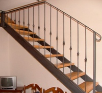 Лестница Г-образная на второй этаж, с забежными ступенями и перилами (артикул-МЛ14)