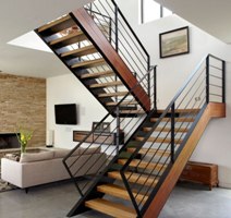 Лестница на второй этаж и двухсторонними перилами на тетивах (артикул-МЛ18)